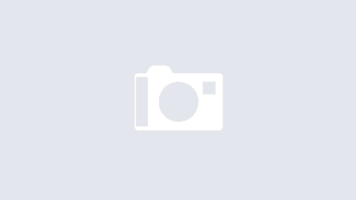 Rosie Huntington-Whiteley sowie ihre Givenchy-Tasche sehen am Flugterminal